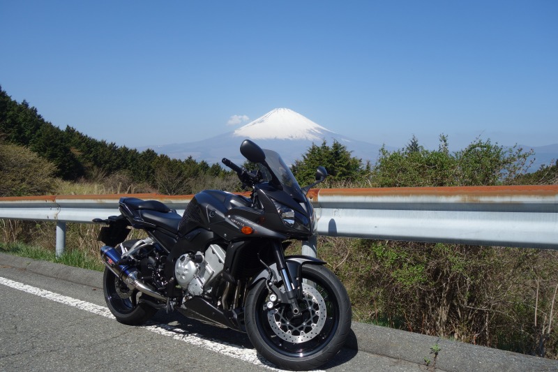 乙女峠で富士山とバイクの写真