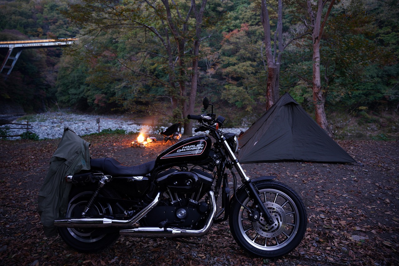 バイク883Rとテントと焚火の写真