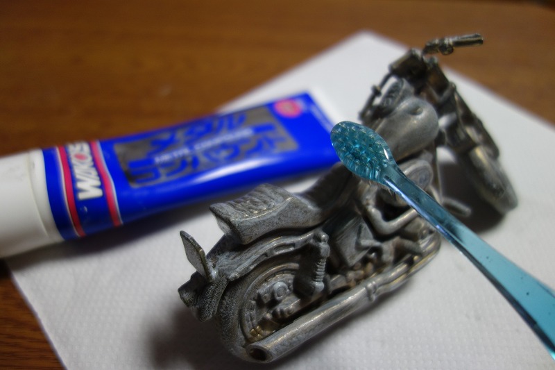 ワコーズ メタルコンパウンドを歯ブラシ（柔らかい）につけ磨く写真