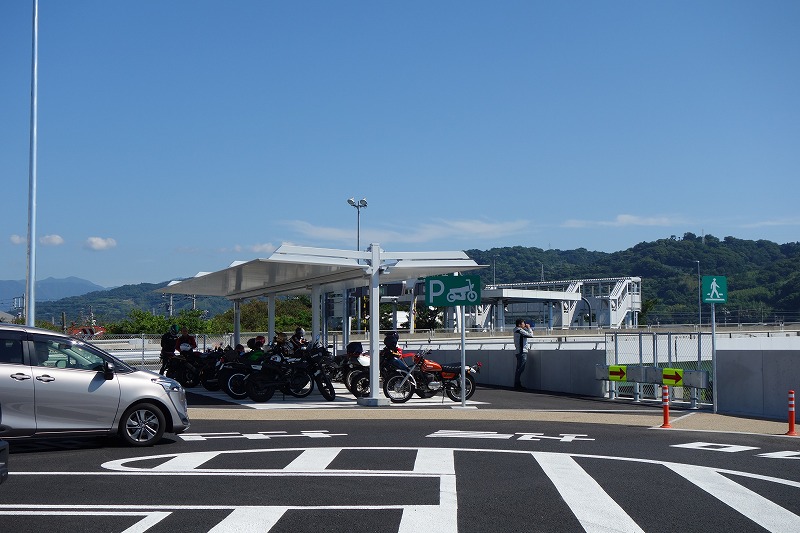 西湘バイパスのバイク用駐輪場の写真