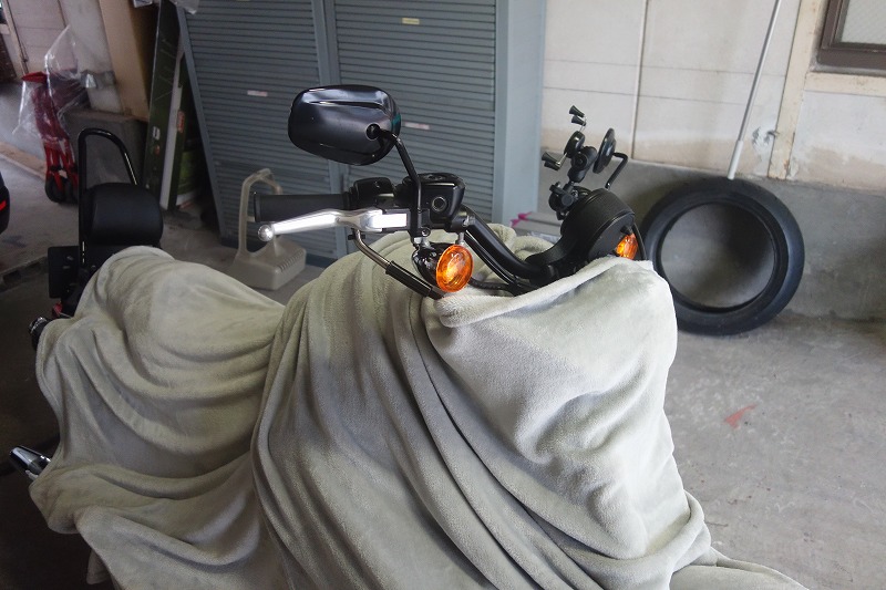 バイクの傷防止のため毛布でバイクを包みます