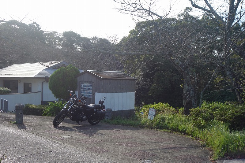 塚山公園のバイク駐車場の風景写真
