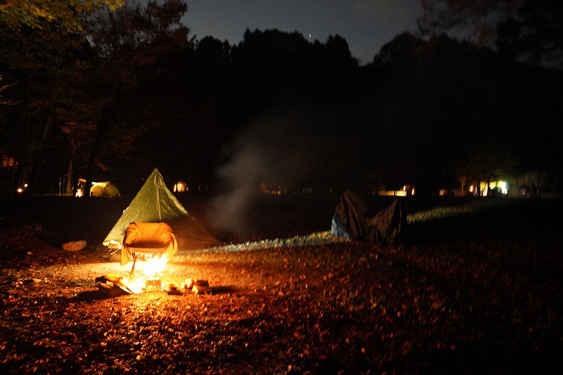 焚火とテントの写真