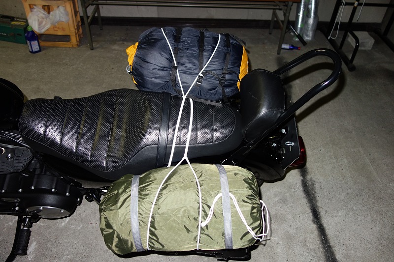 ハーレー883Rにキャンプ道具を積載する方法-寝袋