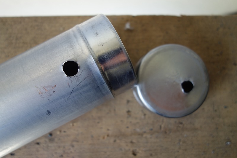 自作オイルキャッチタンクに使う茶筒に穴を開け成型した写真