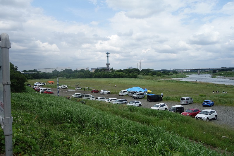 相模川三川合流地点河川敷の風景写真