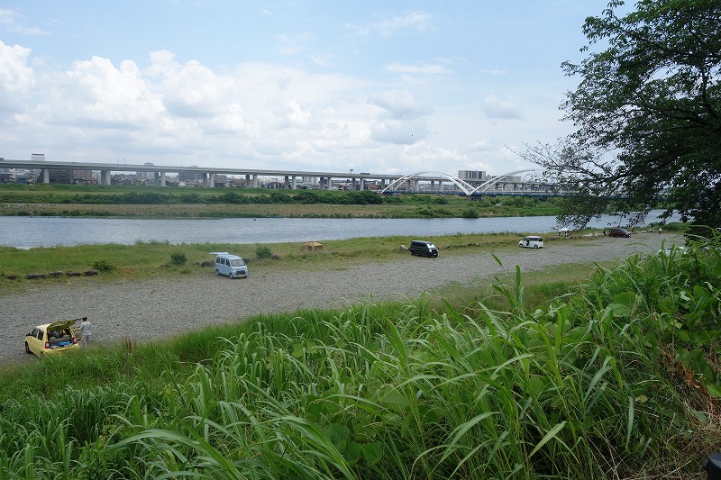 相模川三川合流地点河川敷の風景写真