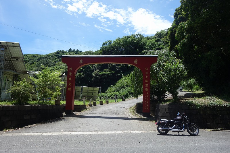 千葉ツーリングの記録 燈籠坂大師の切通しトンネル　入口