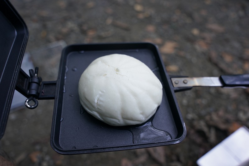 ホットサンドメーカーで肉まんプレス