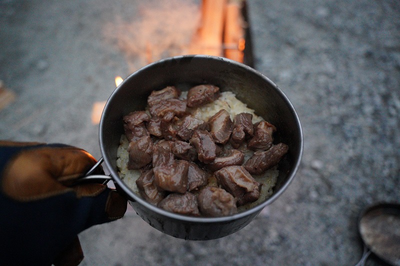 西丹沢の大滝キャンプ場：ハラミを焼いて、ハラミ丼