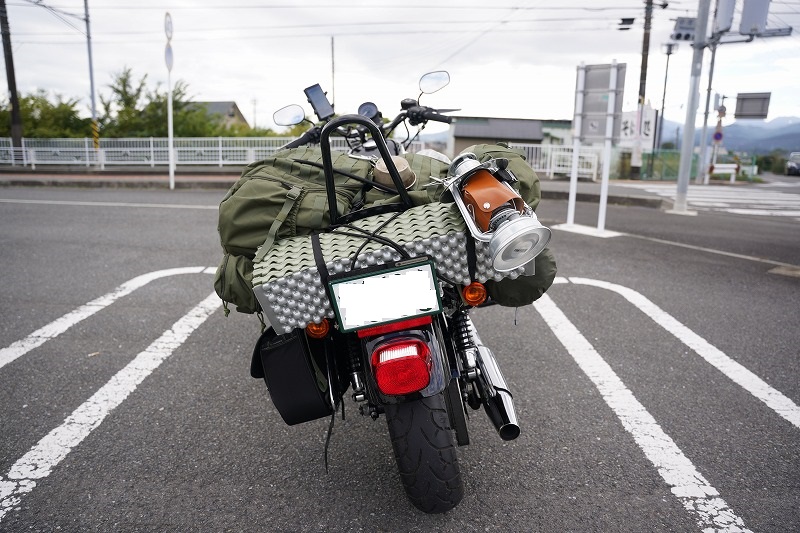 バイクに積載したバッグにカラビナで括り付けている写真