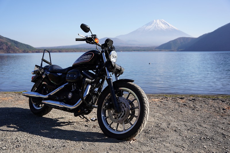 浩庵キャンプ場湖畔でのバイク写真