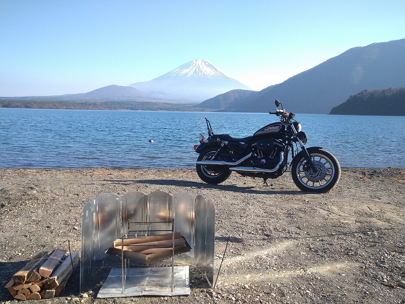 浩庵キャンプ場湖畔でのバイク写真