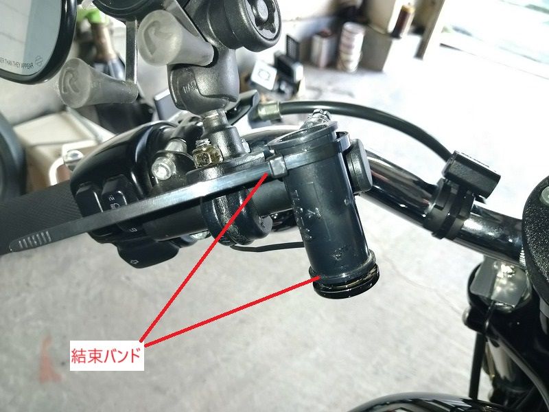 ダイソー100均の自転車用ライトのベースに結束バンドで括り付け