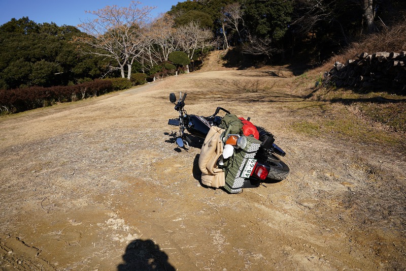 キャンプ場で設営場を探しながら走っていての転倒。バイクから降りて設営場所は探しましょう。。。