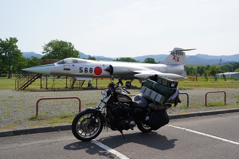 F104の前にて