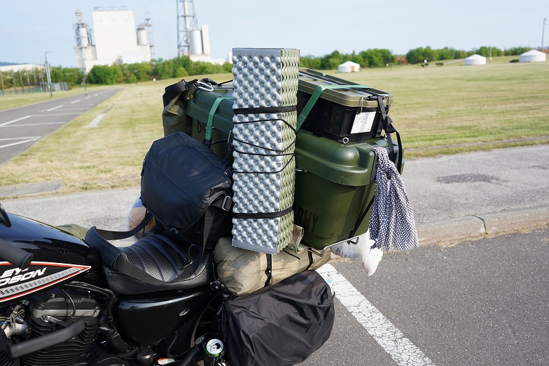 キャンプ道具をバイクに積載した写真