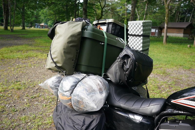 キャンプ道具をバイクに積載した写真
