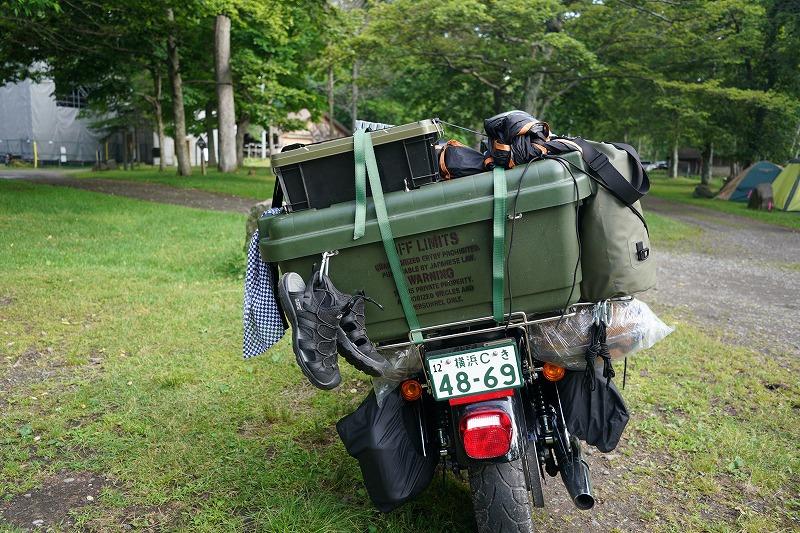 キャンプ道具をバイクに積載した写真