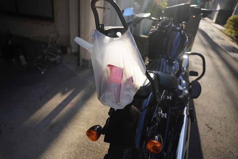 コンビニ袋をA型シーシーバーに引っ掛ける